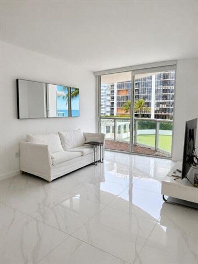 Foto del edificio - 6365 Collins Ave