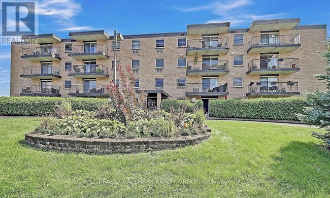 Building Photo - 206 Woodward St