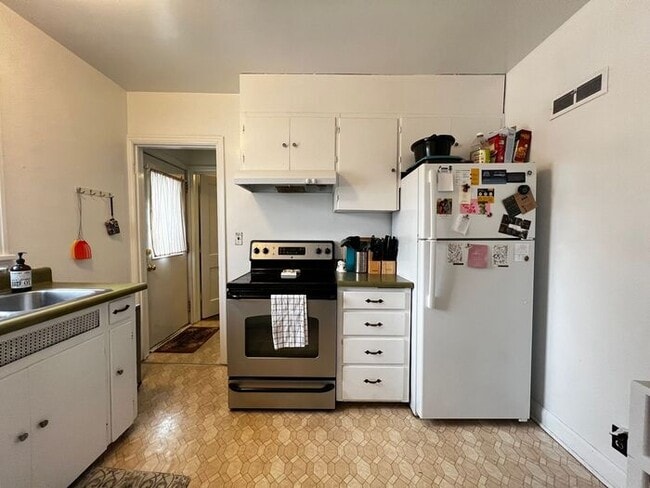 Building Photo - $2025 | 3 Bedroom, 1 Bathroom Multi Floor ...