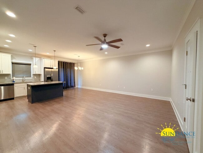 Building Photo - Stunning 3 Bedroom Tuscany Village Townhouse!