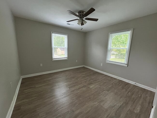 Building Photo - 907 Fairway Dr NW
