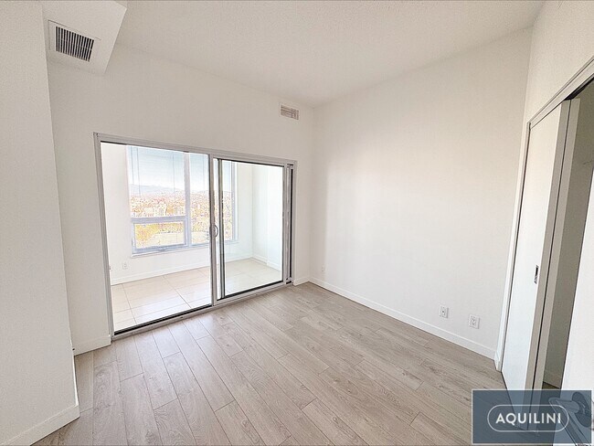 Building Photo - Centre West - 2003