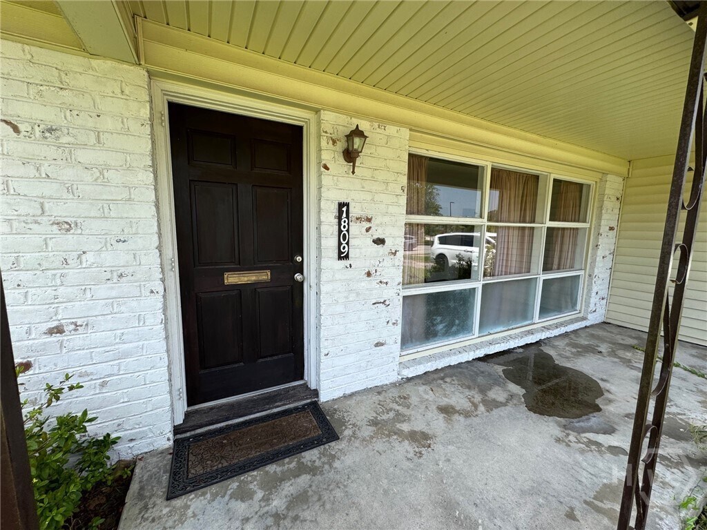 Primary Photo - 1809 E Derenne Ave