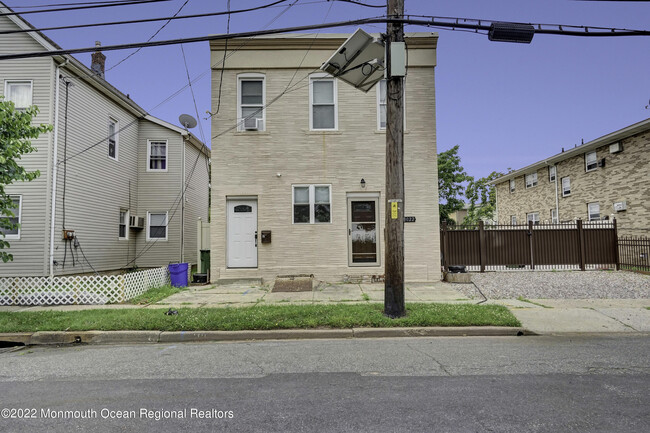 Building Photo - 3022 S Wood Ave