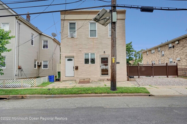Building Photo - 3022 S Wood Ave