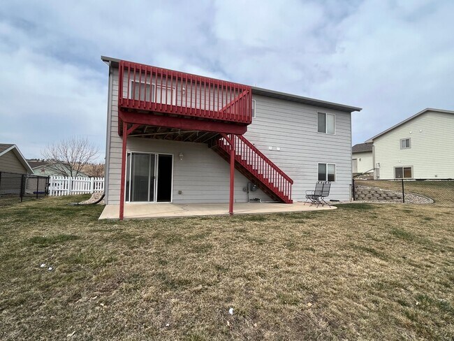 Foto del edificio - ~ APPLICATIONS PENDING ~ 4 Bedroom, 3 Bath...