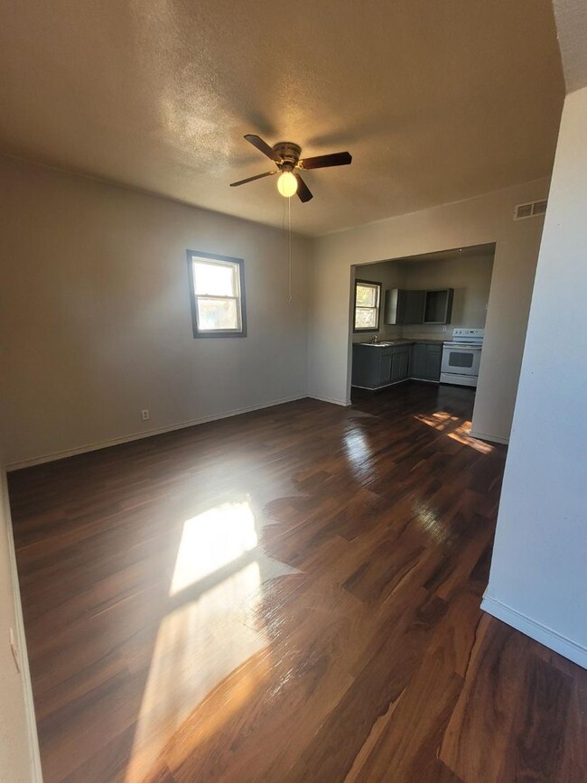 Building Photo - $649 - 1 bed 1 bath - Single Family Home