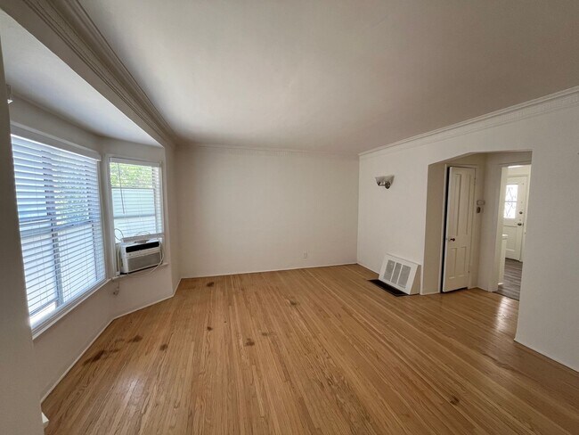 Foto del edificio - 820 N Edinburgh Ave