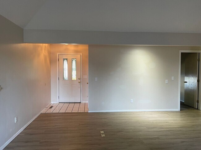 Foto del edificio - BEAUTIFUL Spacious home with an open floor plan in a great area!