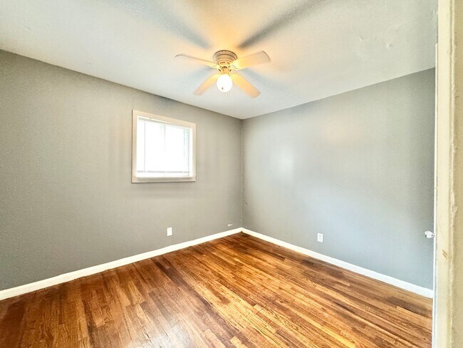 Building Photo - Adorable 2 Bedroom Convenient to UNCG & Downtown Greensboro