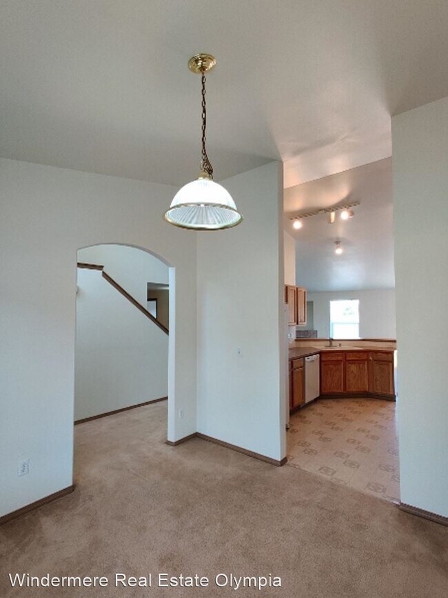 Building Photo - 3 br, 2.5 bath House - 1016 Nepean Dr SE