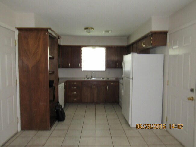 Foto del edificio - MOVE IN SPECIAL: $200 OFF OF THE 1ST FULL MONTH'S RENT! New carpet and freshly painted interiors