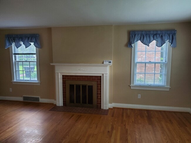 Living Room - 2219 Saratoga Dr