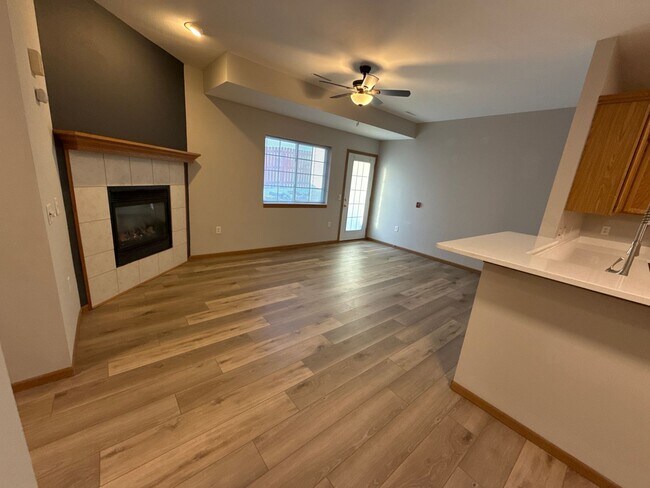 Foto del edificio - Large 2 Bedroom, 2 Bath apartment with 2 car garage