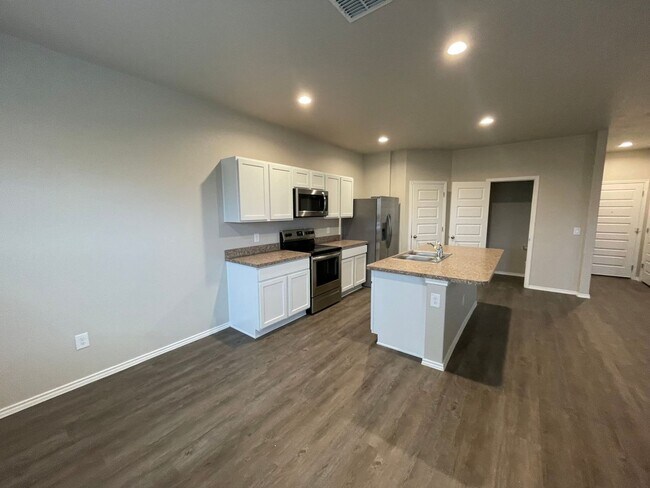 Foto del edificio - School Year Savings | $250 Amazon Gift Card + Spacious 4-Bed, 2.5-Bath Home with Loft & Fenced Ba...
