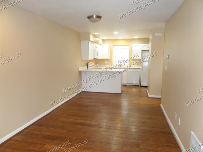 Foto del edificio - Great UPDATED Townhome in Super Convenient...