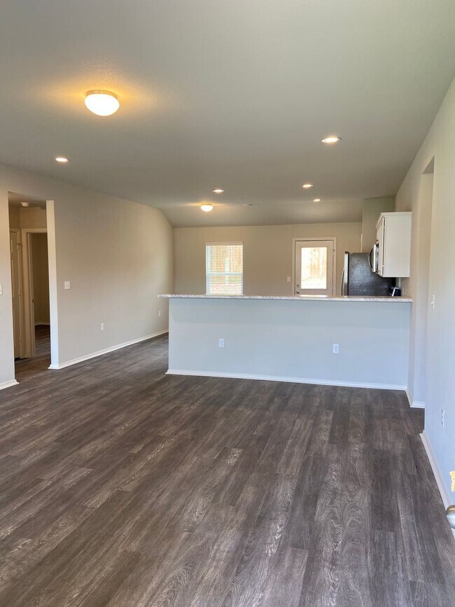 Building Photo - *Pre-leasing*  Three Bedroom | Two Bath Ho...