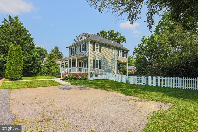Building Photo - 215 Clarendon Ave