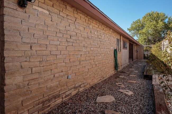 Building Photo - 323 Meandering Way