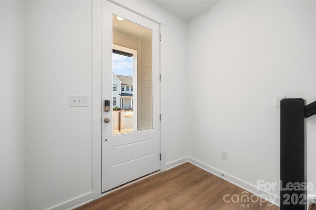 Foto del edificio - 7216 Westrow Ave