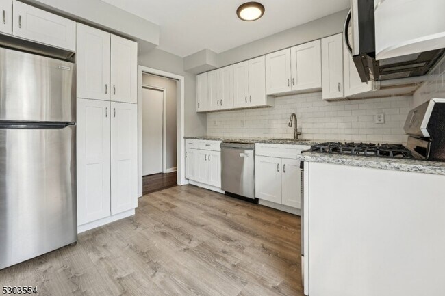 Foto del edificio - 24 Hutton Ave