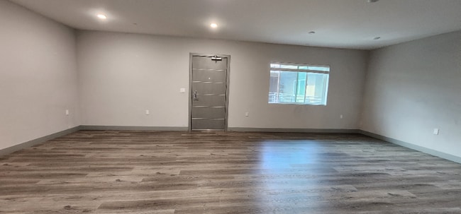 Foto del edificio - 7040 Woodman Ave