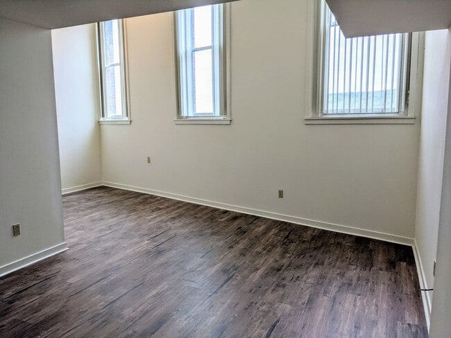 Building Photo - Spacious 2 Bedroom Apartment in Emmaus!
