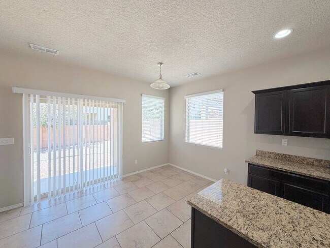 Foto del edificio - Beautiful 3-Bedroom Home in Tierra Oeste near Ladera/Unser. Refrigerated Air!