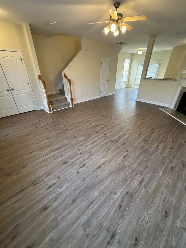 Building Photo - 3 Bd 2.5 Ba end unit townhouse