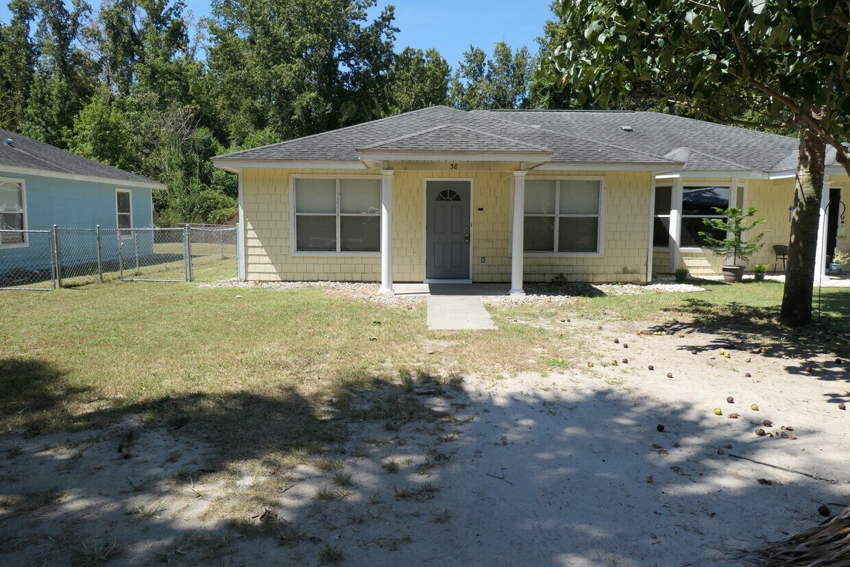 Foto principal - Updated 3 Bedroom 2 Bath Duplex w/Fenced B...