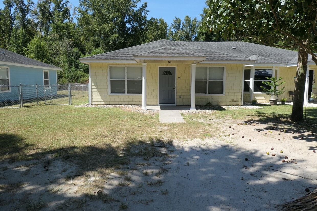 Primary Photo - Updated 3 Bedroom 2 Bath Duplex w/Fenced B...