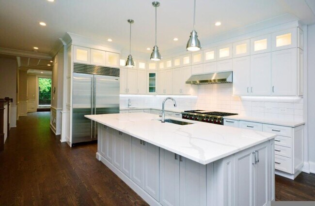Building Photo - 3 bedroom in Chicago IL 60640