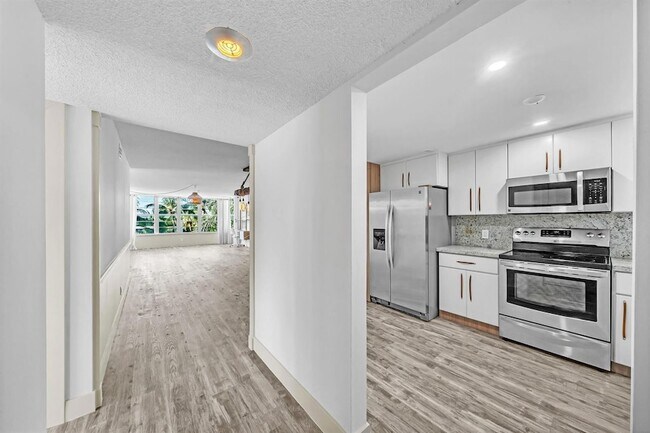 Foto del edificio - 3051 NE 48th St