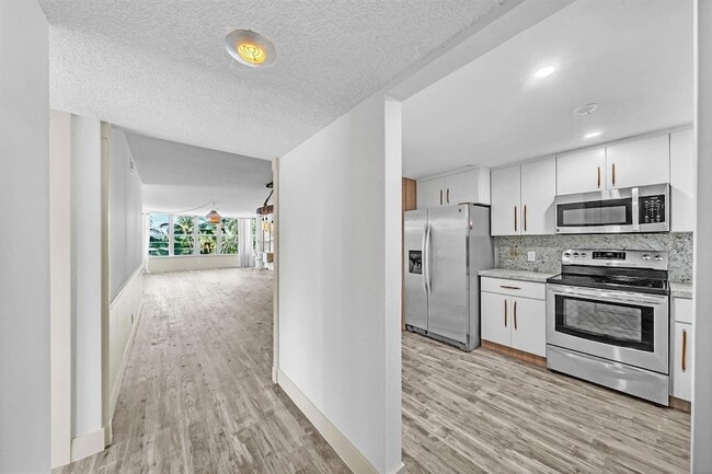 Building Photo - 3051 NE 48th St