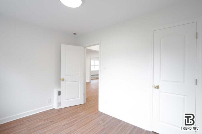 Foto del edificio - 4 bedroom in BROOKLYN NY 11214