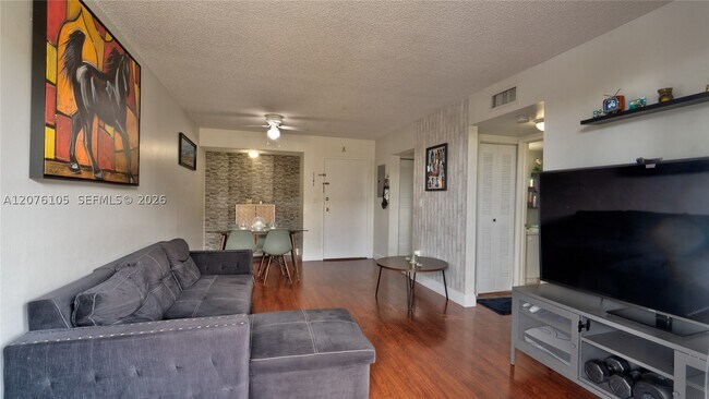 Foto del edificio - 8320 NW 8th St
