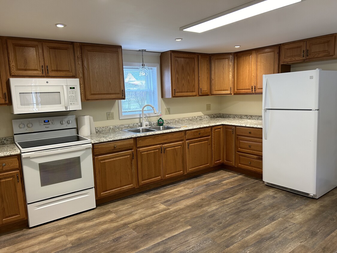 13.3 ft by 13.7 ft kitchen - 305 Mifflin St