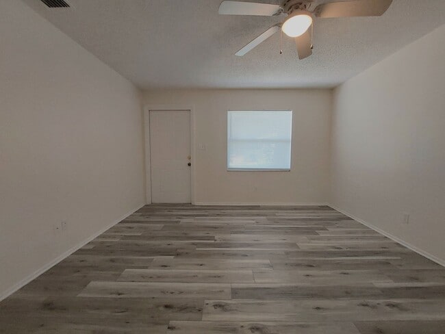 Building Photo - 2 Bedroom, 1 Bathroom Duplex in South Lake...