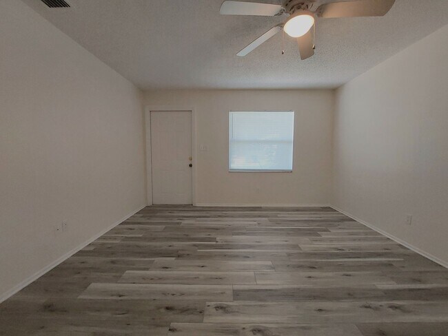 Foto del edificio - 2 Bedroom, 1 Bathroom Duplex in South Lake...