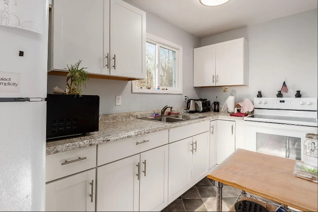 Building Photo - 453 Burg St