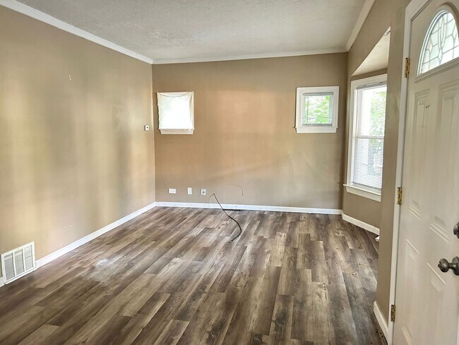 Building Photo - Large 3 Bedroon Single Home Westside Cleve...