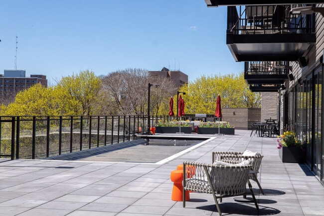 Building Photo - 1237 N Van Buren St