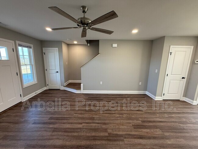 Foto del edificio - 127 Adams and Corby Rd