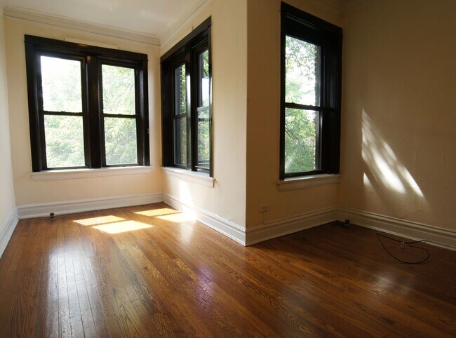 Foto del edificio - 2647 N Sawyer Ave