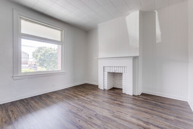 Foto del edificio - FULLY RENOVATED 3-bedroom, 1-bath brick be...