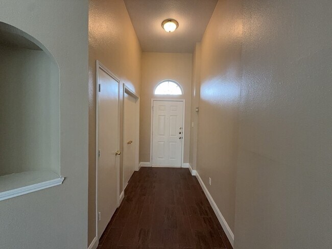 Foto del edificio - 317 Oak Meadow Ln