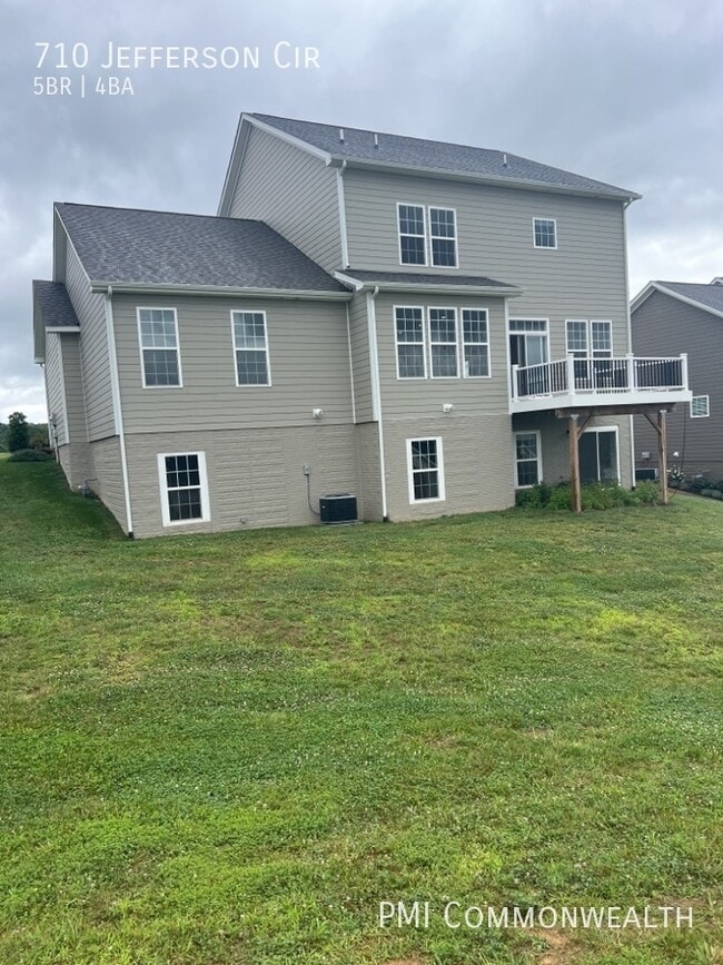 Building Photo - 5 Bed / 4.5 Bath Single Family (Available ...