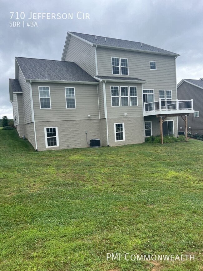 Foto del edificio - 5 Bed / 4.5 Bath Single Family (Available ...