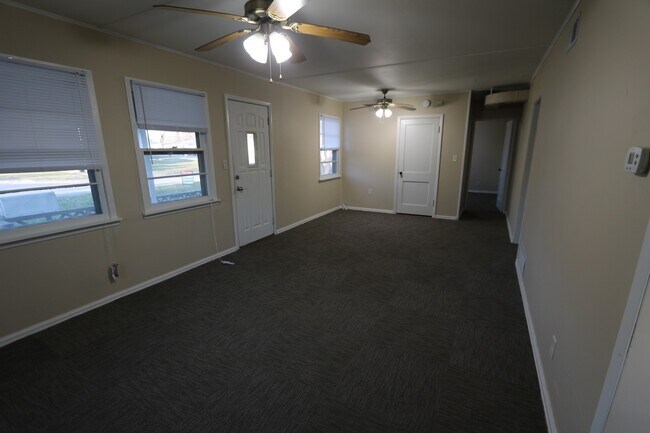 Foto del edificio - 122-124-124 Melrose Ct