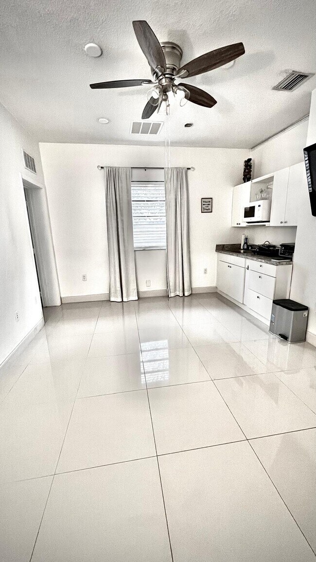 Foto del edificio - 9221 SW 72nd St